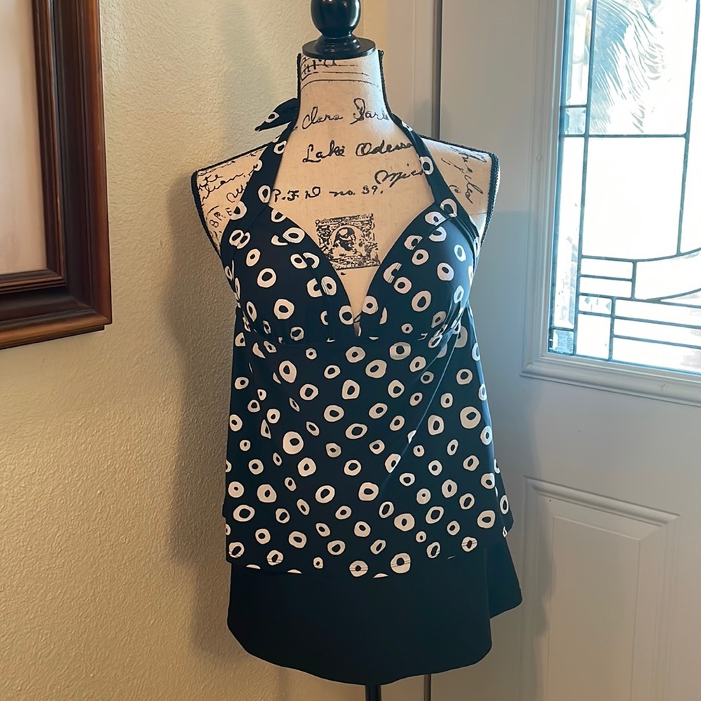 NWT-Island Waves tanki. Tie back top & skirt bottoms. Black & white. SZ 12